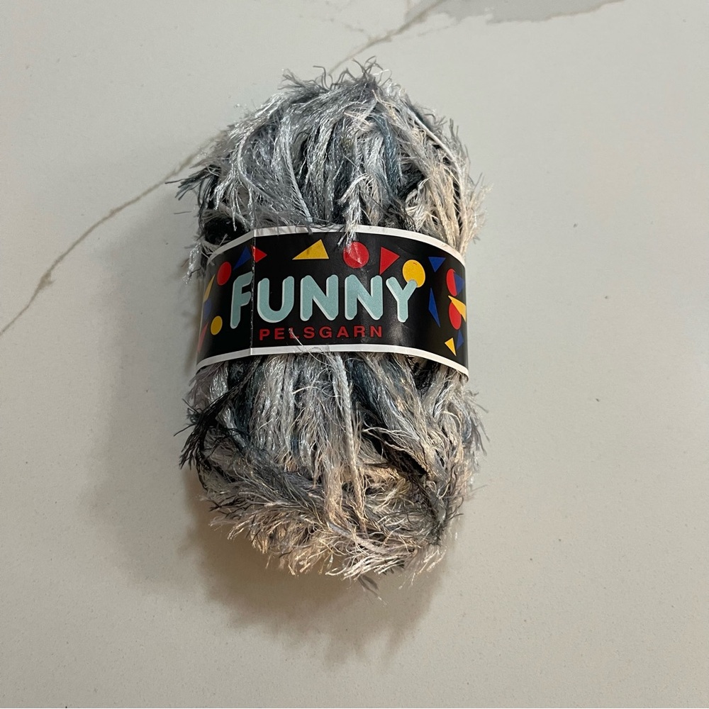 Funny Pelgarn Yarn in Black and Gray
